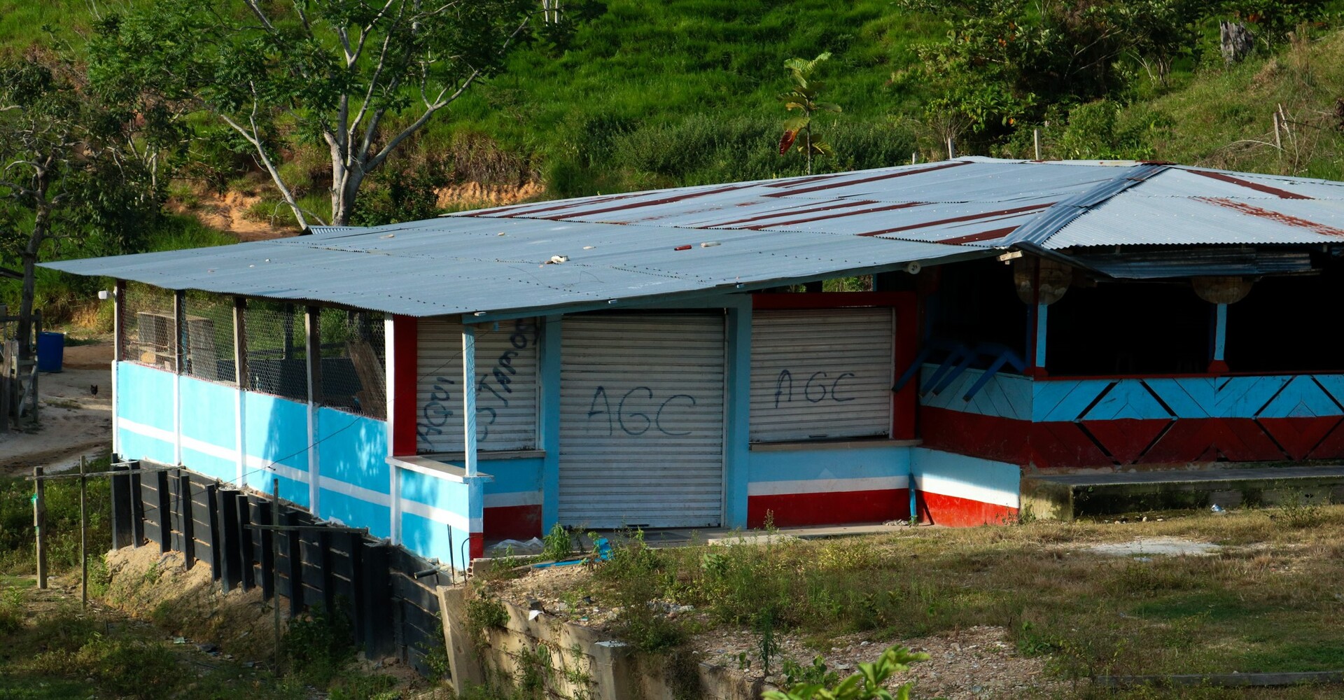 Paramilitares de las AGC asesinan a dos pobladores y secuestran a líder social